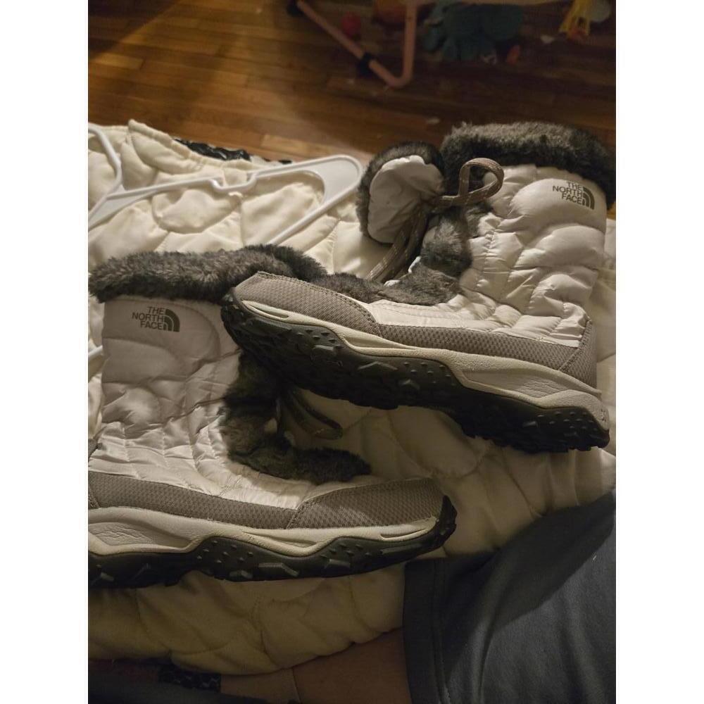 The North Face girls size 5 Winter Boots with Faux Fur Trim